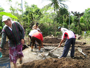 people rebuilding home in El Salvador