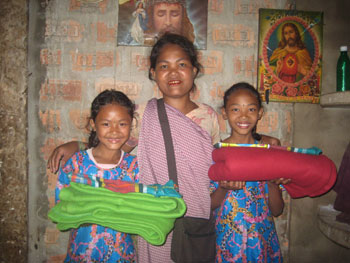 laboni-with-her-mother-and-sister-sraboni