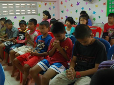 children in Thailand praying