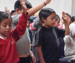 children praying