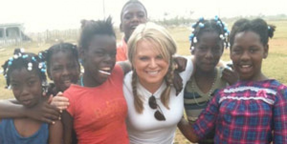 Katherine Redmond with group of Dominican children