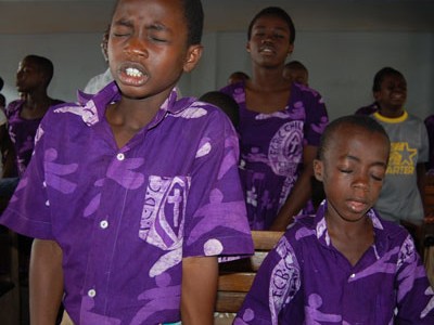 children in Ghana praying