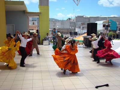 children performing traditional Honduran dance
