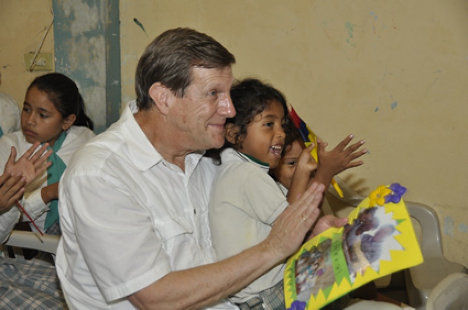 Wess Stafford clapping with children