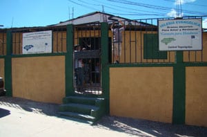 the entry gate to the Corazon por Honduras Church courtyard