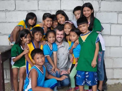 Shaun Groves with group of Filipino children