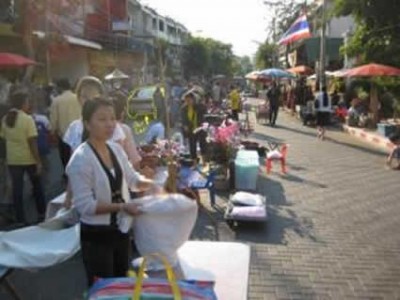 vendors lining street in Thailand