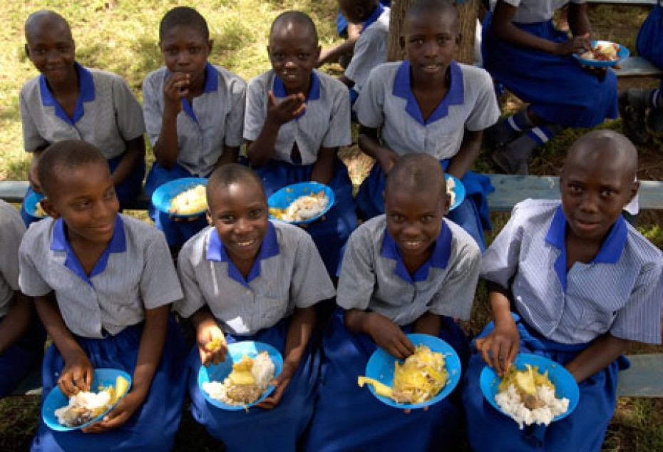 uganda-girls-eating-outside
