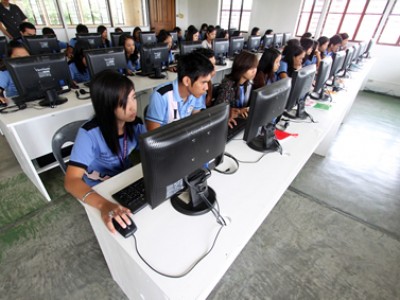 Filipino students using computers