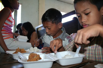 children eating lunch