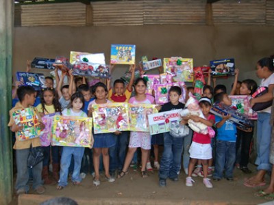 children showing their Christmas gifts