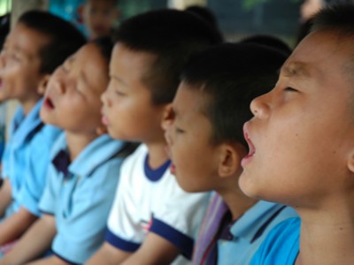 Four young children singing.