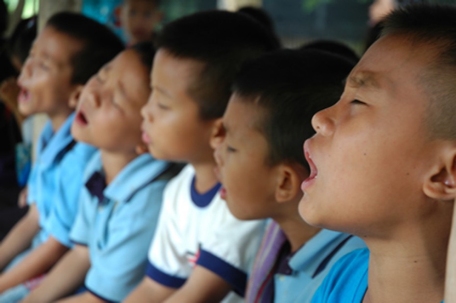 Four young children singing.