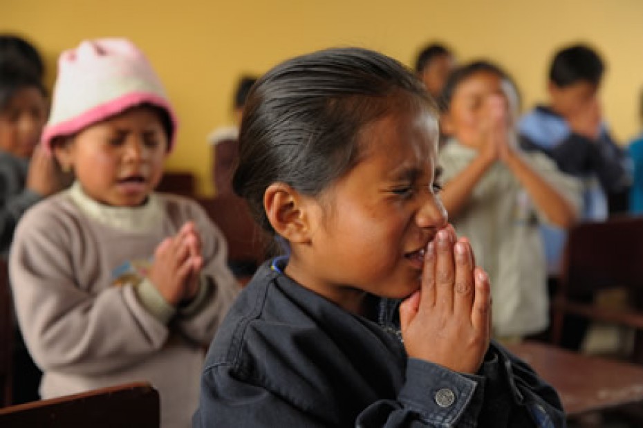 children praying in classroom