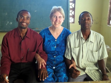 woman sitting between two men