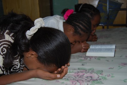 girls praying