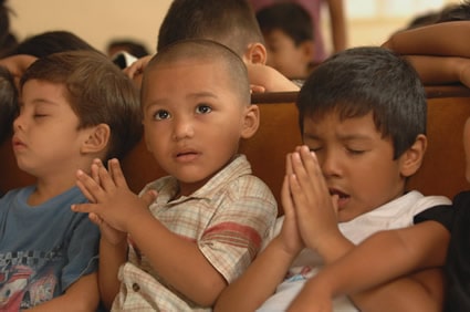 children praying