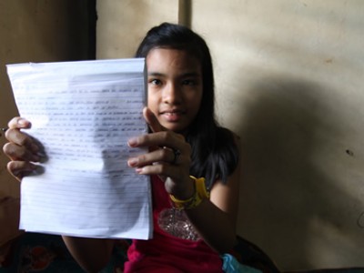 girl holding up letter