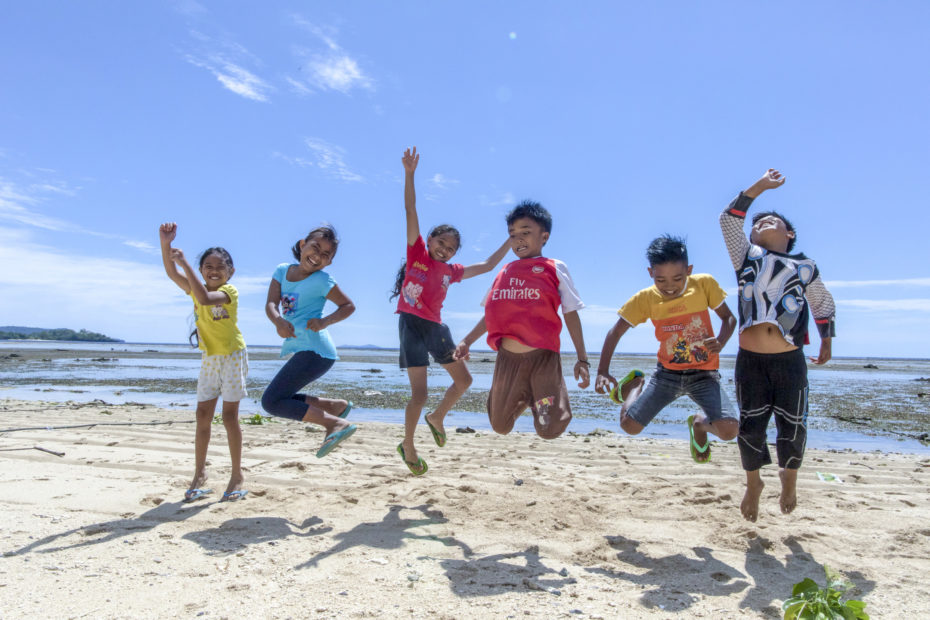 chldren playing at the beach