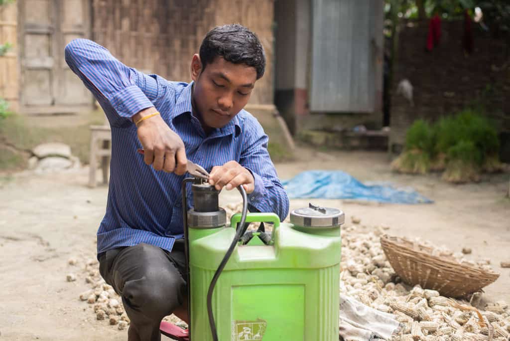 boy repairing a spray can