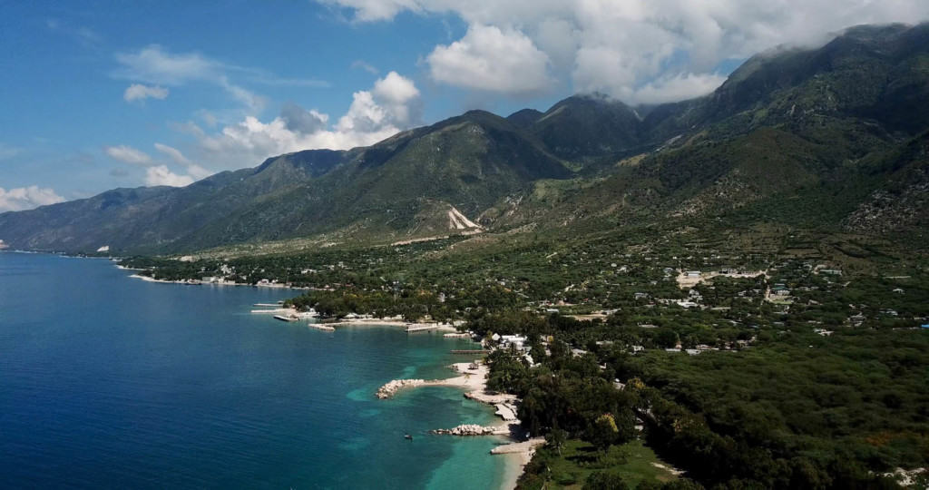 Ocean shore in Haiti with greenery