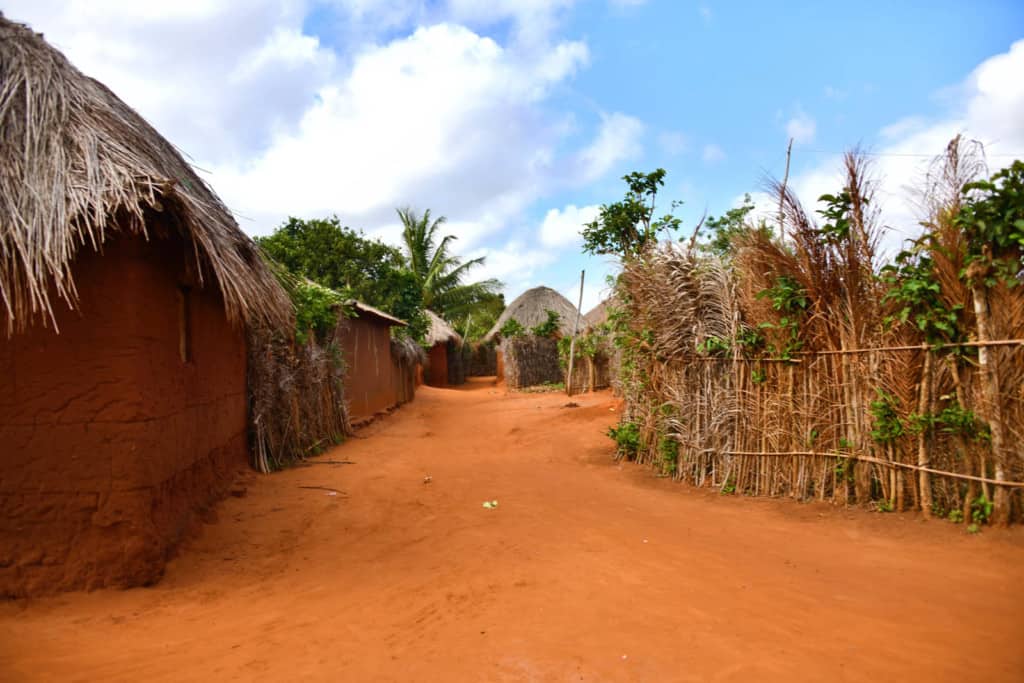 A neighborhood of Hedjegan. There are houses on a dirt path.