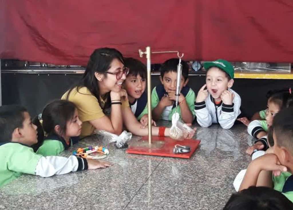 María and the children engage in an experiment